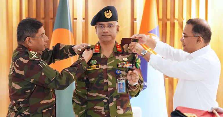 মেজর জেনারেল কায়সার রশিদকে র্যাংক ব্যাজ পরাচ্ছেন সেনাপ্রধান ও প্রধানমন্ত্রী